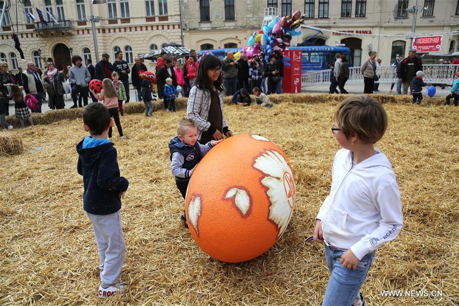 CROATIA-OSIJEK-LARGE EASTER NEST