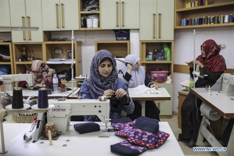 MIDEAST-GAZA-DEAF WORKERS-EMBROIDERY
