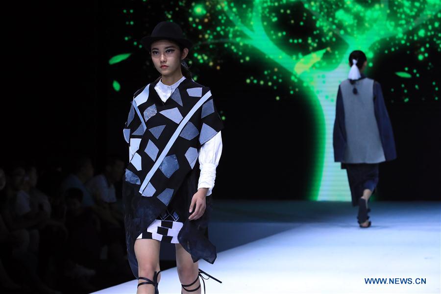 CHINA-BEIJING-GRADUATE FASHION WEEK (CN) 