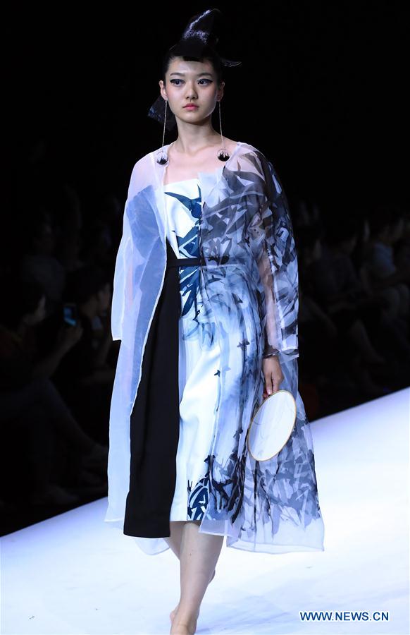 CHINA-BEIJING-GRADUATE FASHION WEEK (CN)