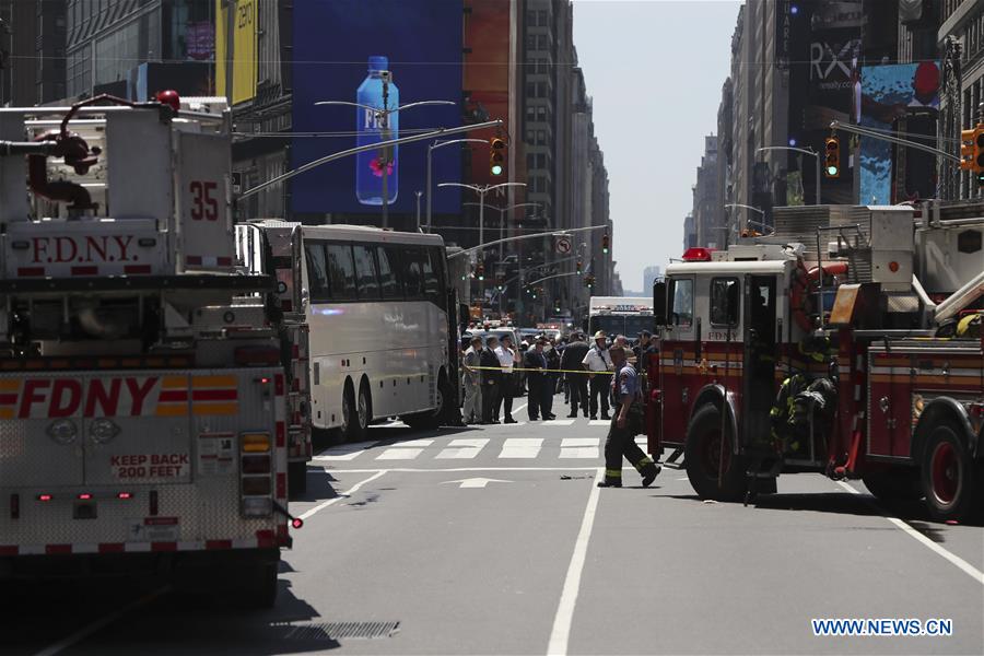 U.S.-NEW YORK-CAR CRASH