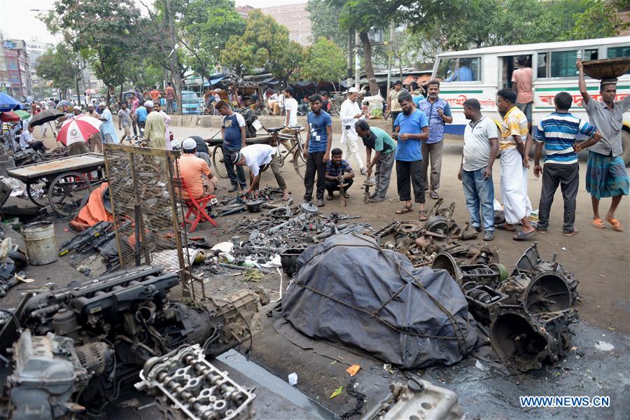 BANGLADESH-DHAKA-MARKET-OLD MACHINERY PARTS
