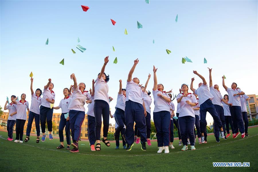 CHINA-COLLEGE ENTRANCE EXAM-CANDIDATES-RELAXATION (CN)