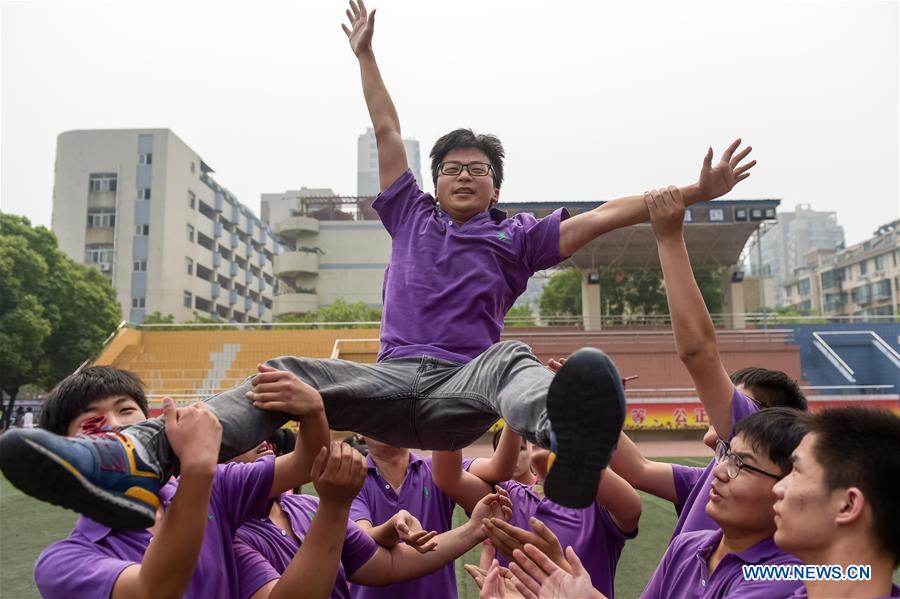 CHINA-COLLEGE ENTRANCE EXAM-CANDIDATES-RELAXATION (CN)