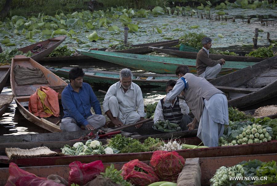 INDIA-KASHMIR-SRINAGAR-FLOATING VEGETABLE MARKET
