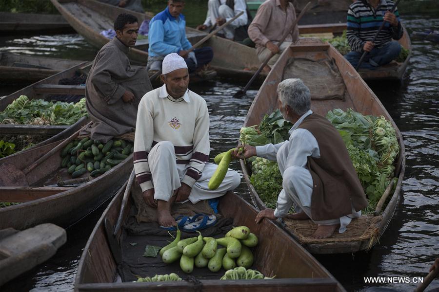 INDIA-KASHMIR-SRINAGAR-FLOATING VEGETABLE MARKET