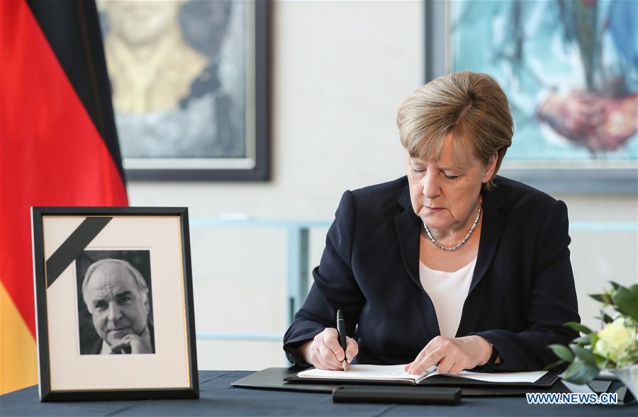 GERMANY-BERLIN-MERKEL-HELMUT KOHL-CONDOLENCES BOOK-SIGNING
