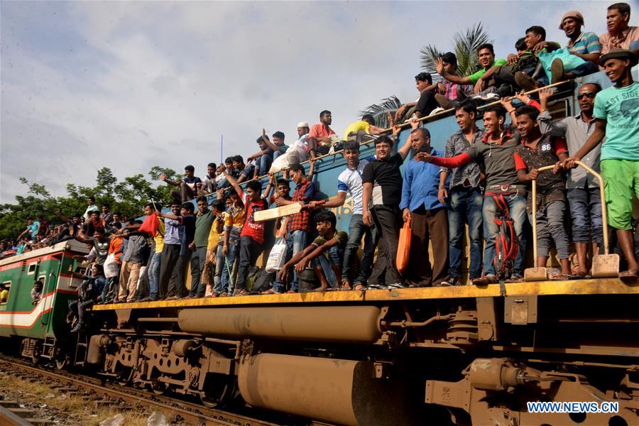 BANGLADESH-DHAKA-EID AL-FITR-TRAIN-TRAVELLERS