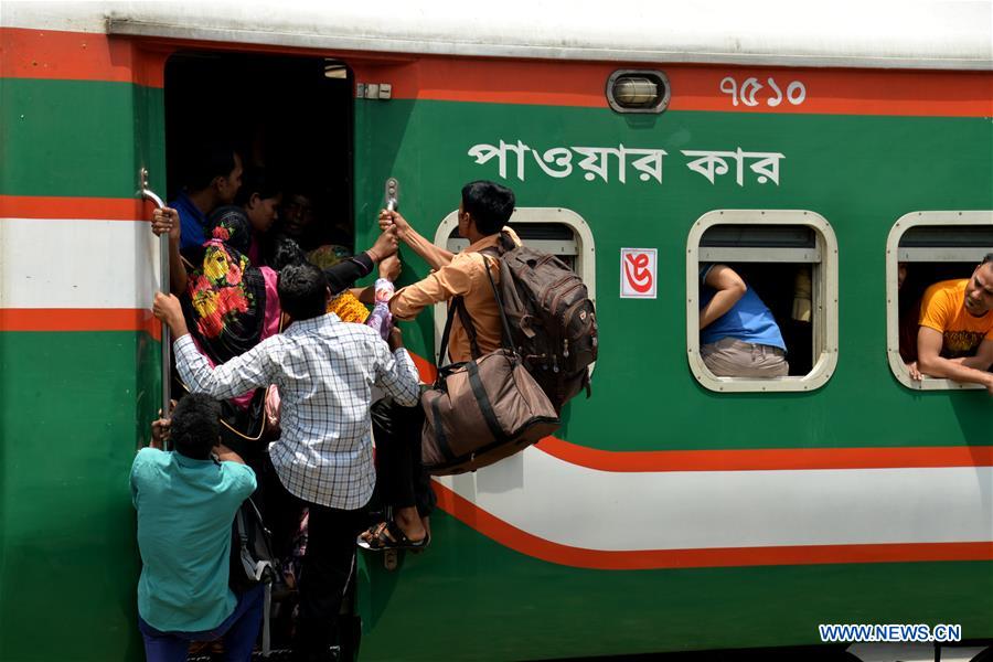 BANGLADESH-DHAKA-EID AL-FITR-TRAIN-TRAVELLERS