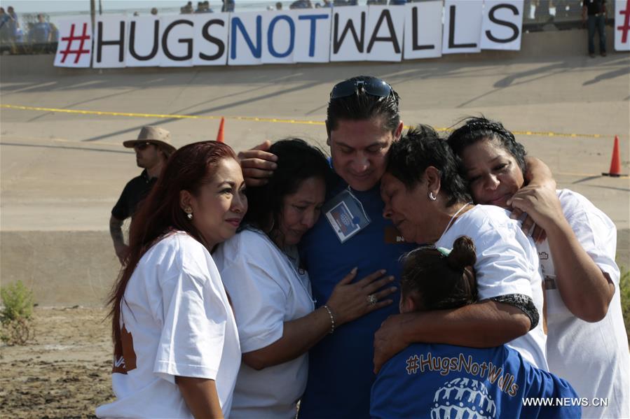 MEXICO-JUAREZ-US-BODER-HUG