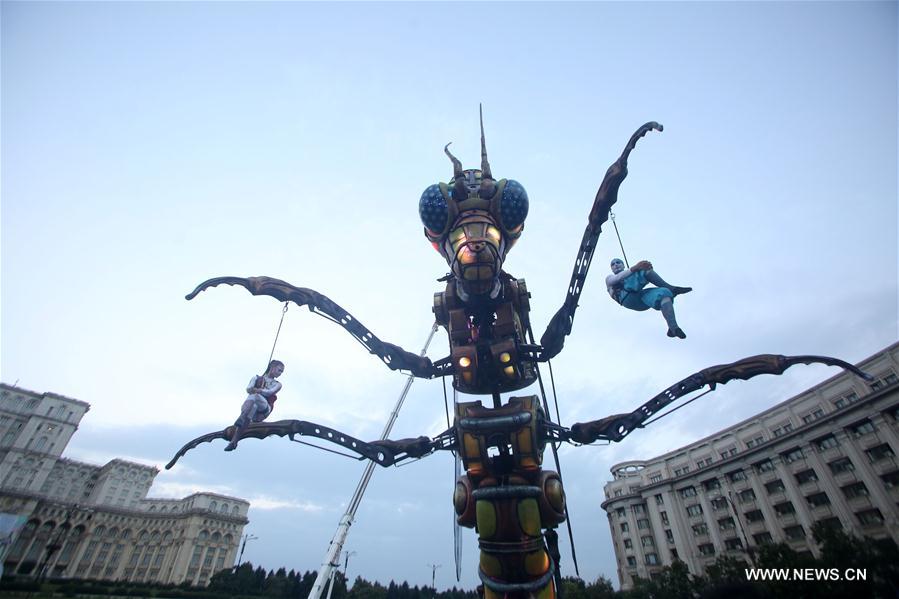 ROMANIA-BUCHAREST-B-FIT IN THE STREET