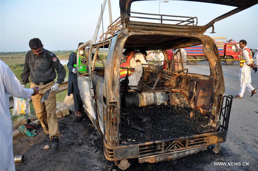 PAKISTAN-MULTAN-VAN-FIRE-ACCIDENT