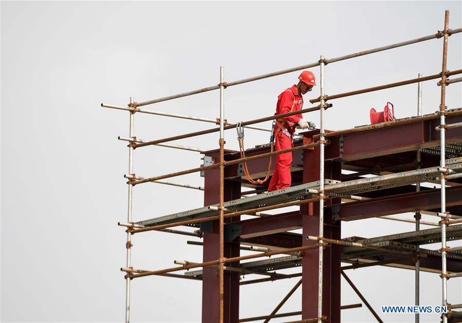 CHINA-XINJIANG-TARIM OILFIELD-HIGH TEMPERATURE-WORKER (CN)