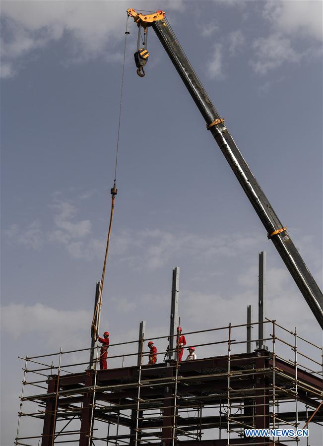CHINA-XINJIANG-TARIM OILFIELD-HIGH TEMPERATURE-WORKER (CN)