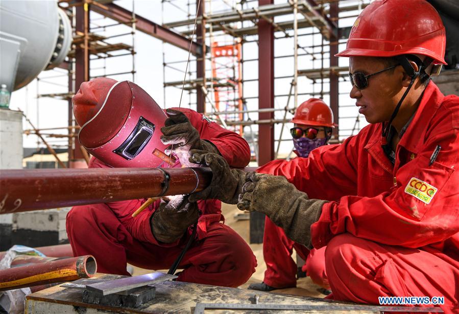 CHINA-XINJIANG-TARIM OILFIELD-HIGH TEMPERATURE-WORKER (CN)