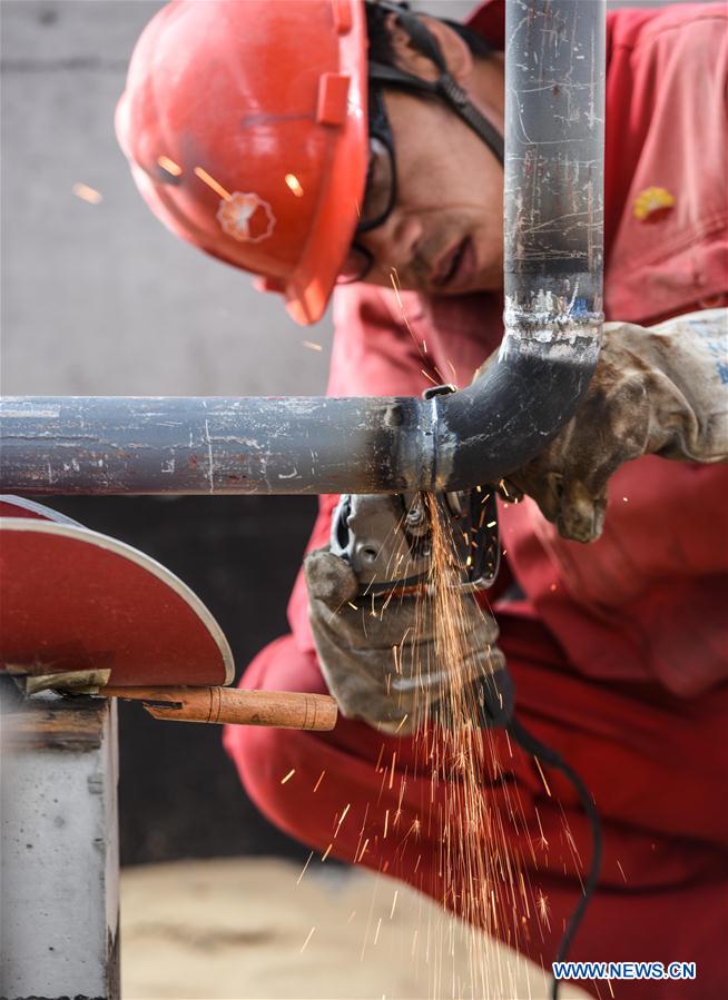 CHINA-XINJIANG-TARIM OILFIELD-HIGH TEMPERATURE-WORKER (CN)