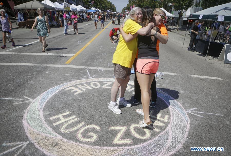 CANADA-VANCOUVER-FREE HUGS