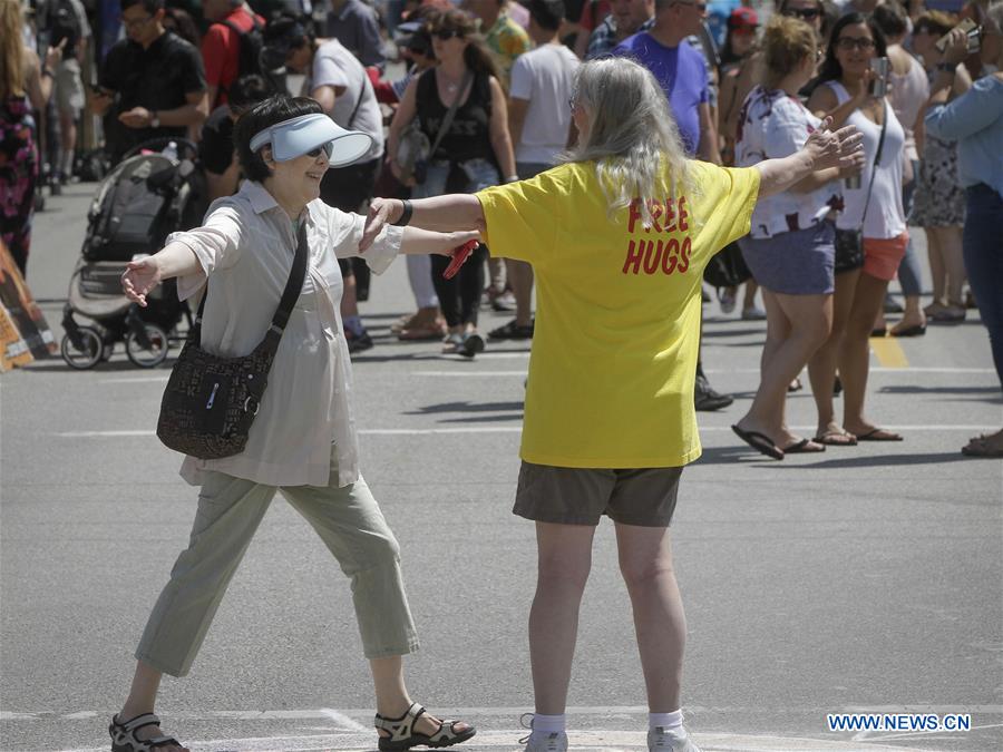 CANADA-VANCOUVER-FREE HUGS