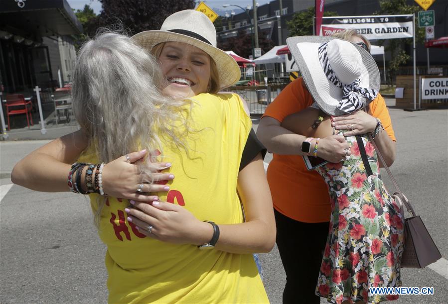 CANADA-VANCOUVER-FREE HUGS