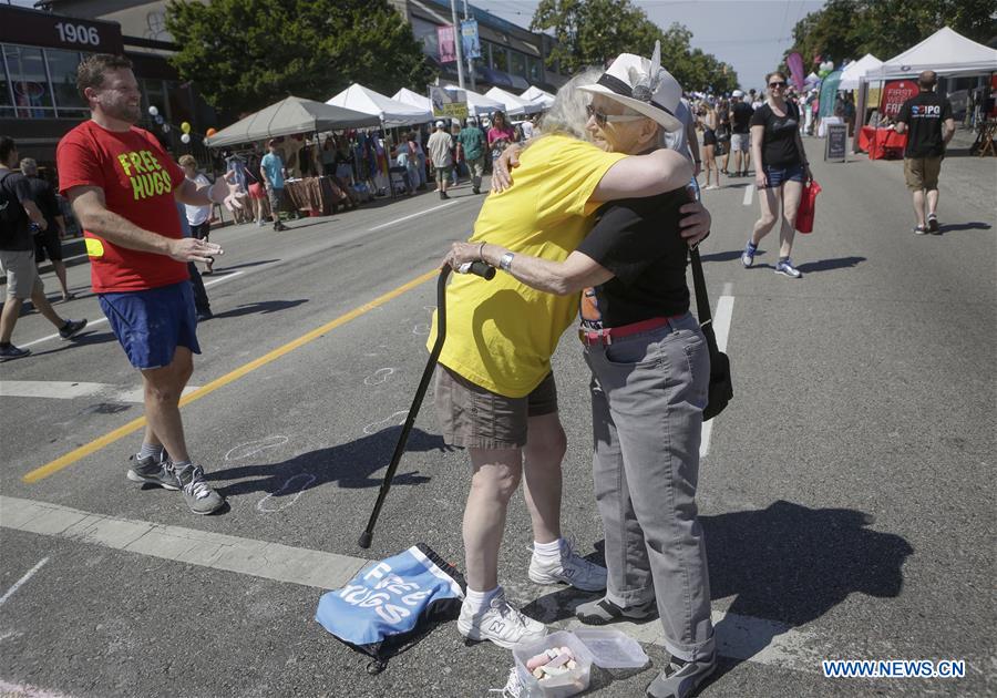 CANADA-VANCOUVER-FREE HUGS