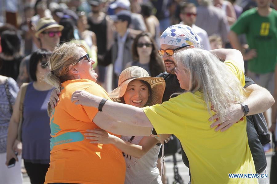 CANADA-VANCOUVER-FREE HUGS