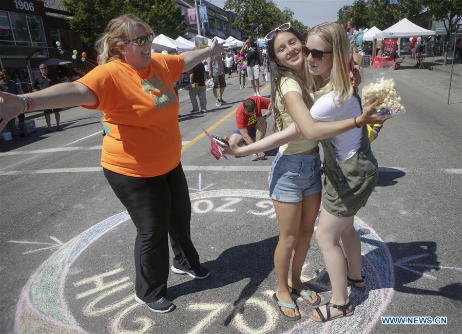 CANADA-VANCOUVER-FREE HUGS