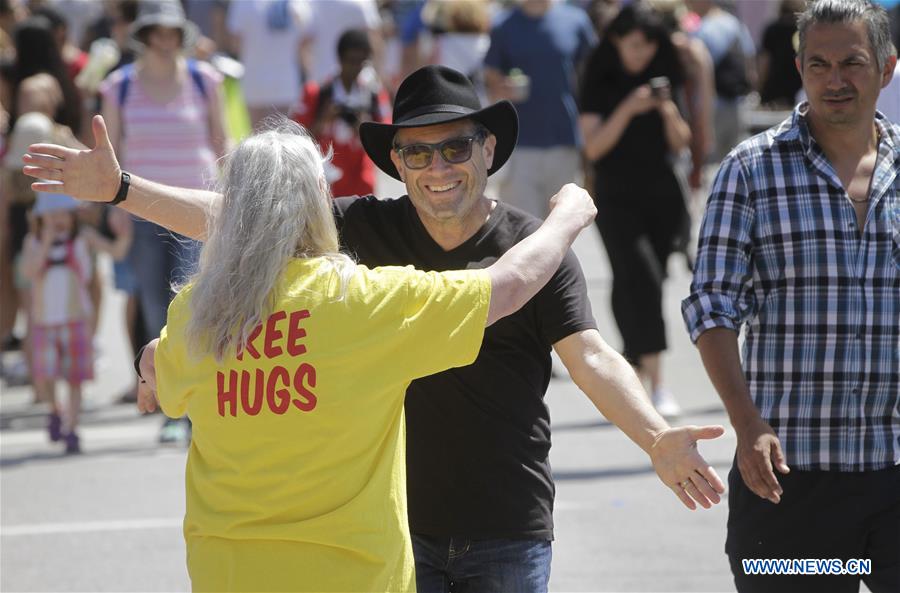 CANADA-VANCOUVER-FREE HUGS