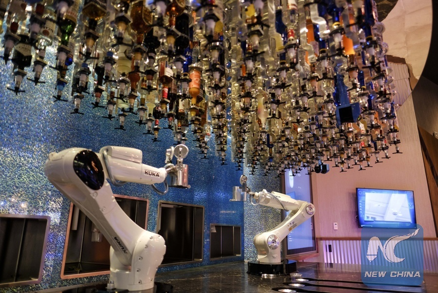 Robot bartender serves drinks at bar in Las Vegas Xinhua English
