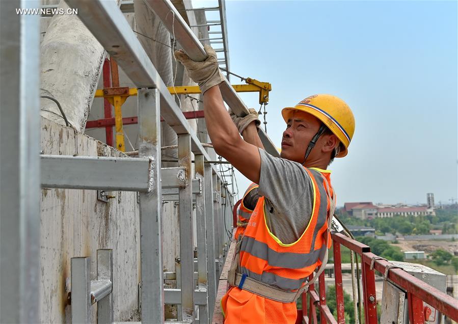CHINA-TAIYUAN-HOT SUMMER-WORKERS (CN)
