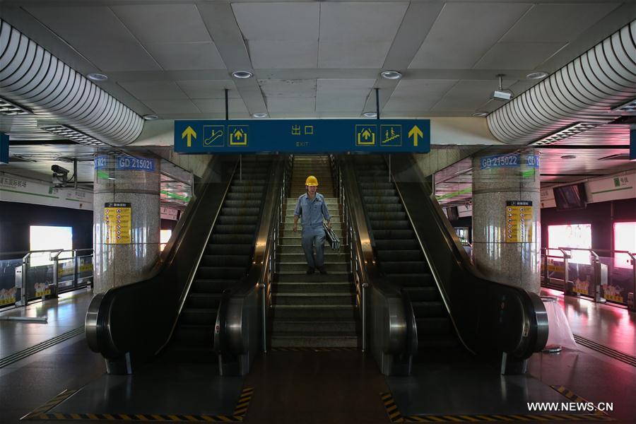 CHINA-SHANGHAI-SUBWAY MAINTENANCE WORKER (CN)