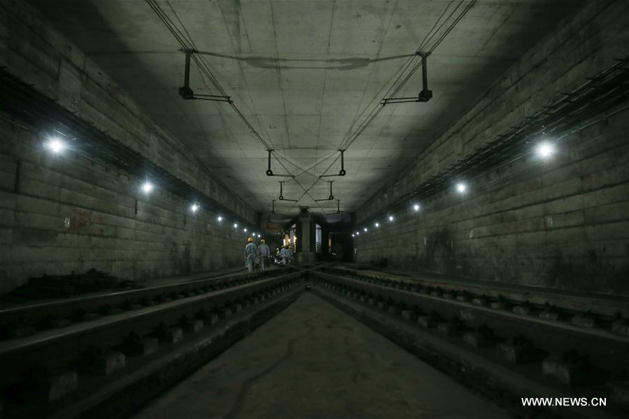 CHINA-SHANGHAI-SUBWAY MAINTENANCE WORKER (CN)