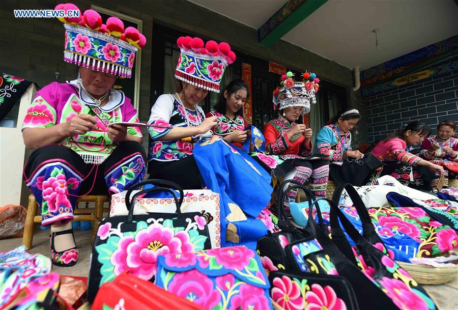 CHINA-YUNNAN-YI ETHNIC GROUP-EMBROIDERY (CN)