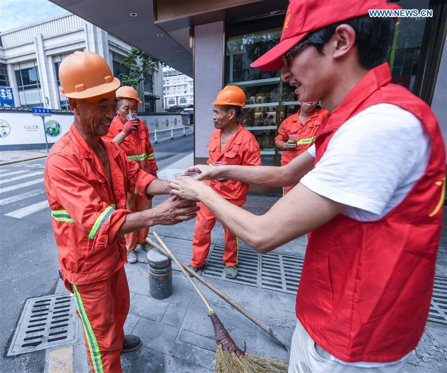 CHINA-ZHEJIANG-SWELTERING HEAT-WORKERS (CN)