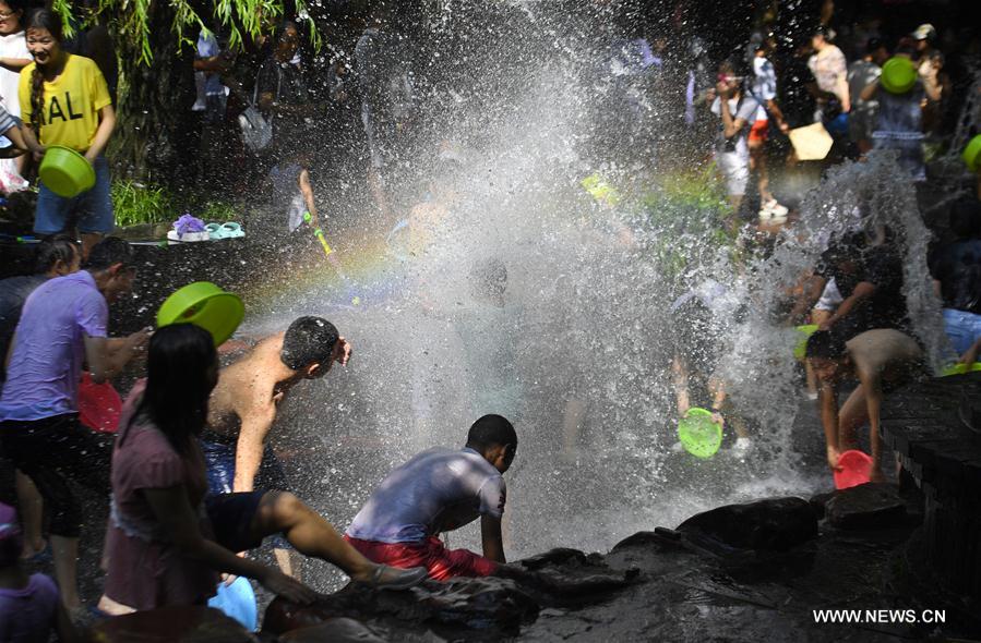 CHINA-CHENGDU-HEAT-HUANGLONGXI (CN)