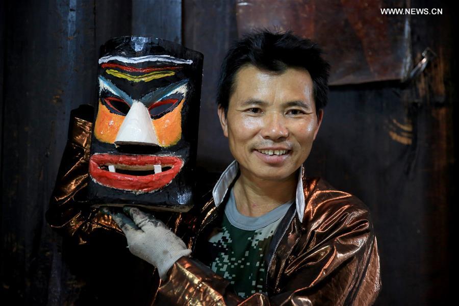 #CHINA-GUANGXI-RONGSHUI-MASK-CRAFTSMAN (CN)