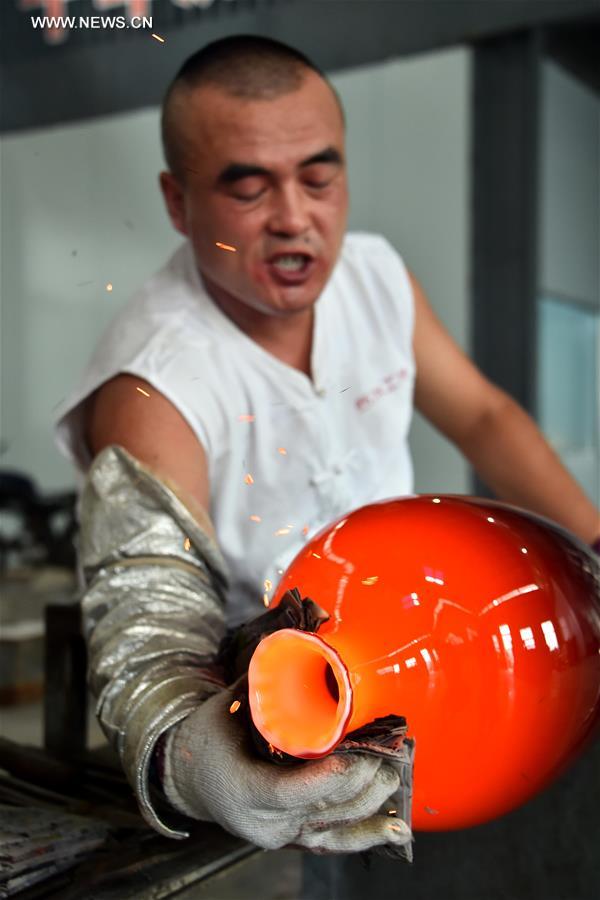 [XINHUA INSIGHT]CHINA-SHANDONG-JINAN-COLORED GLAZE-TRADITION(CN)
