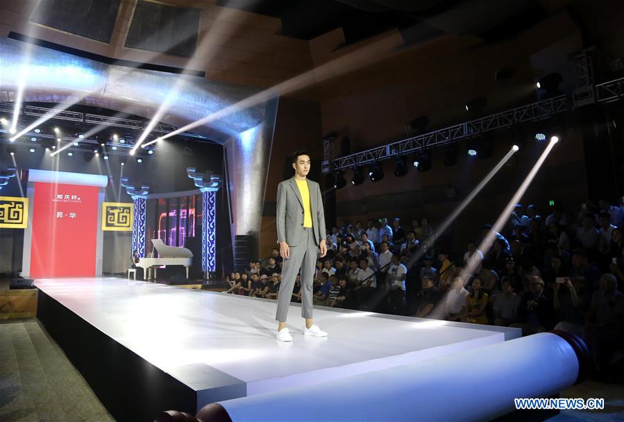 #CHINA-BEIJING-FASHION SHOW (CN)