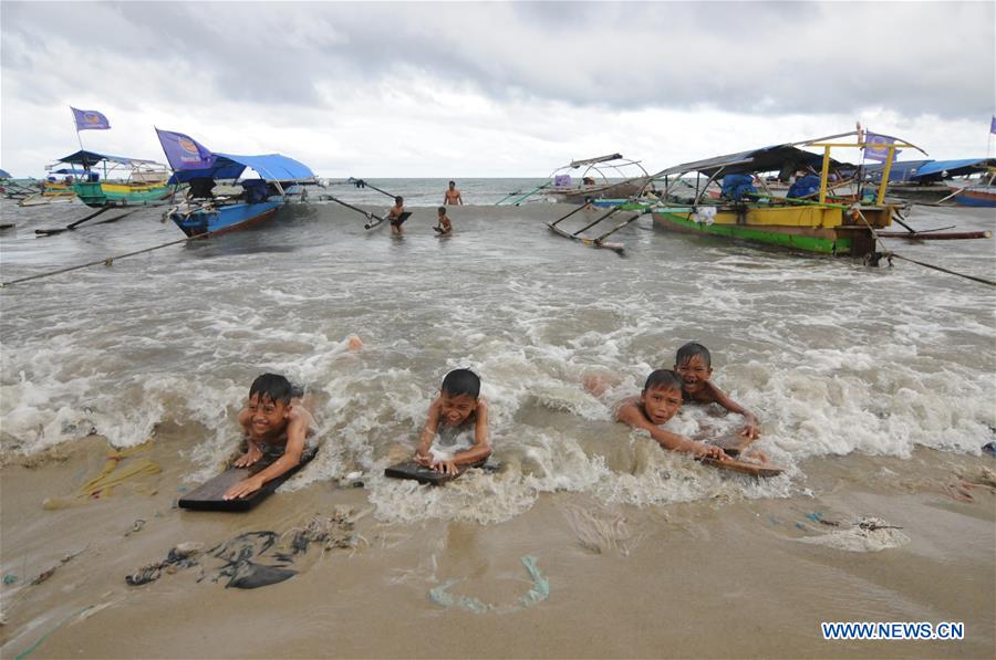 INDONESIA-SULAWESI-DAILY LIFE-SURFING