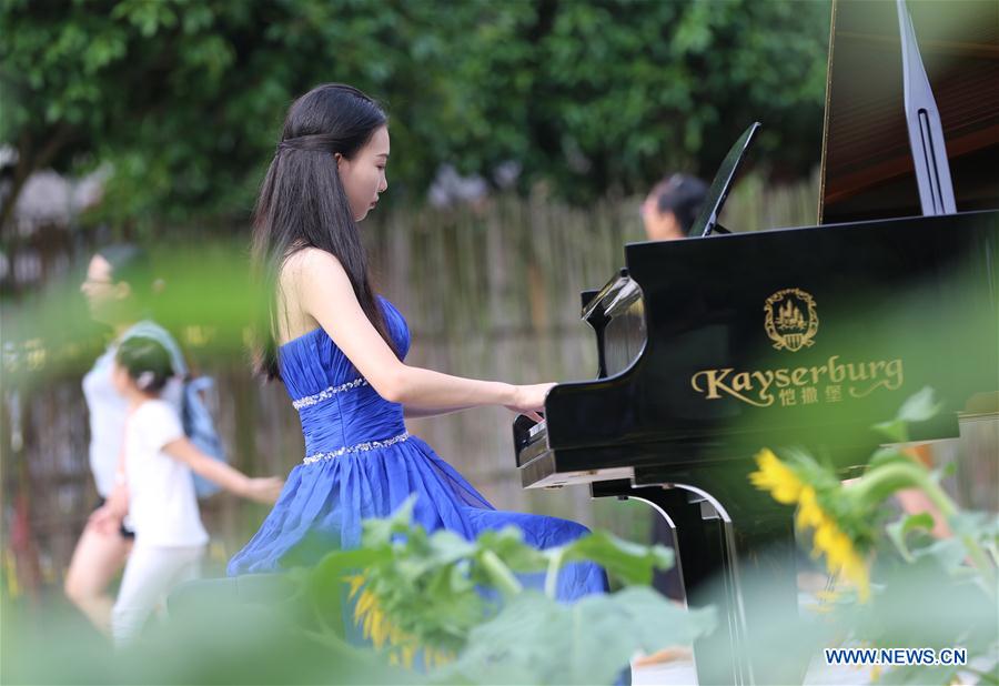#CHINA-HUNAN-ZHANGJIAJIE-PIANO (CN)