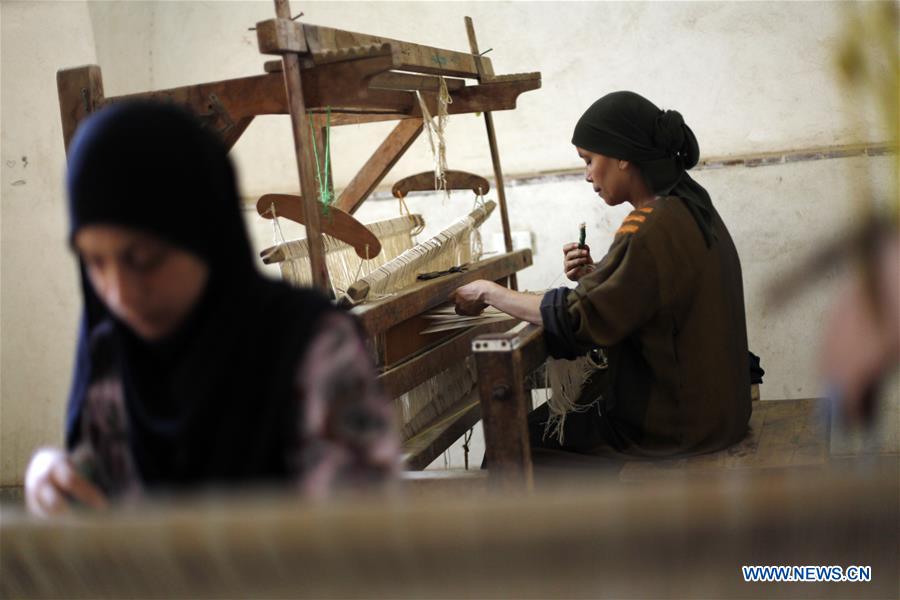 EGYPT-GIZA-ART CENTER-TAPESTRY WEAVING