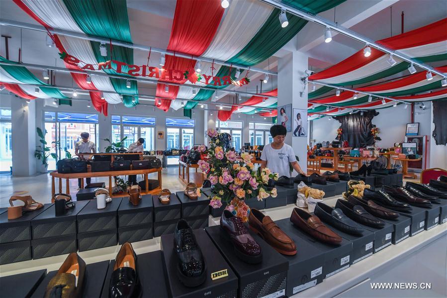 CHINA-ZHEJIANG-TOWN-SHOPPING (CN)