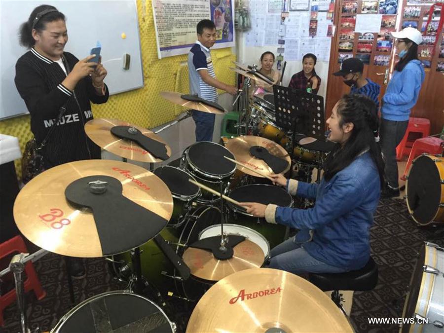 CHINA-GANSU-TIBETAN GIRL-SINGING (CN)