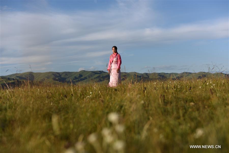 CHINA-GANSU-TIBETAN GIRL-SINGING (CN)