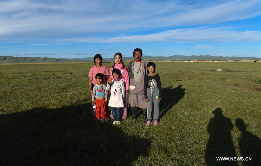 CHINA-GANSU-TIBETAN GIRL-SINGING (CN)
