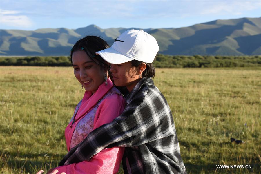 CHINA-GANSU-TIBETAN GIRL-SINGING (CN)
