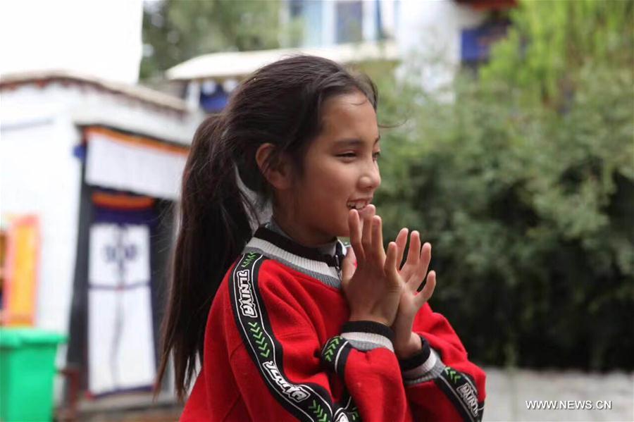 CHINA-GANSU-TIBETAN GIRL-SINGING (CN)