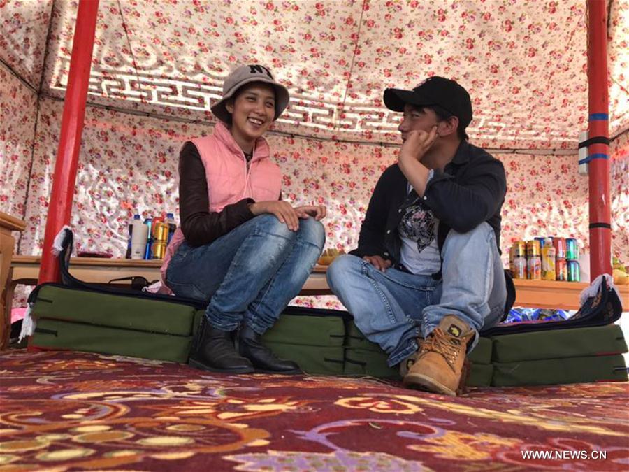 CHINA-GANSU-TIBETAN GIRL-SINGING (CN)