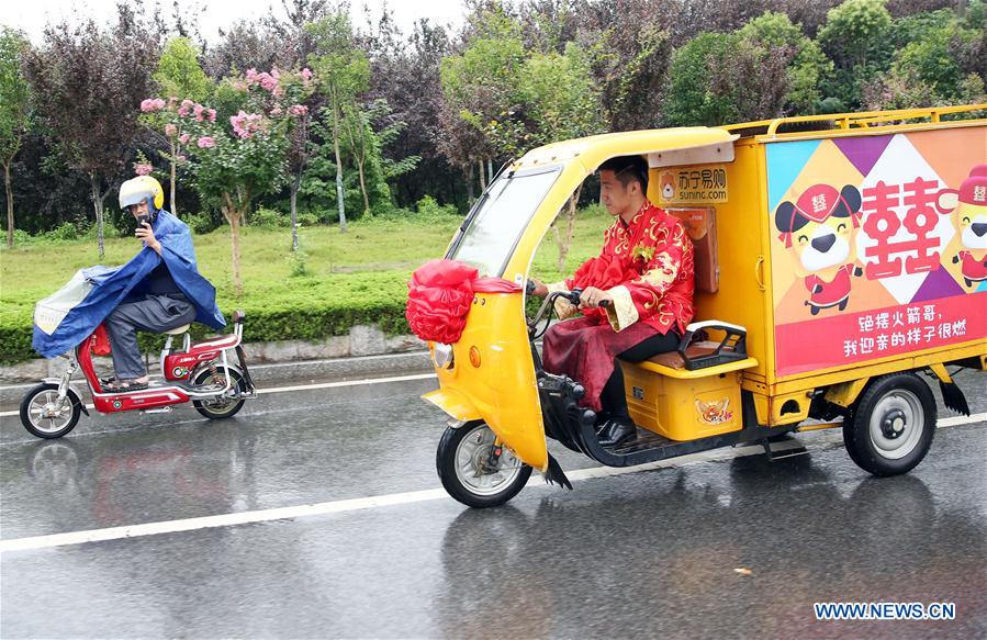 CHINA-NANJING-COURIER-WEDDING (CN)