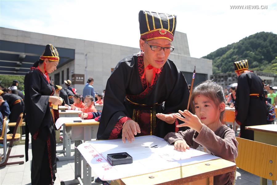 CHINA-BEIJING-GREATWALL-TRADITION-FESTIVAL (CN)