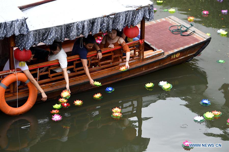 CHINA-ANHUI-FEIXI-RIVER LANTERN (CN)